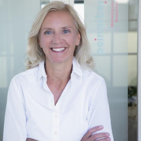 Renate Pein im Marketingbüro von peinarbet in Klagenfurt am Wörthersee Renate Pein Portrait